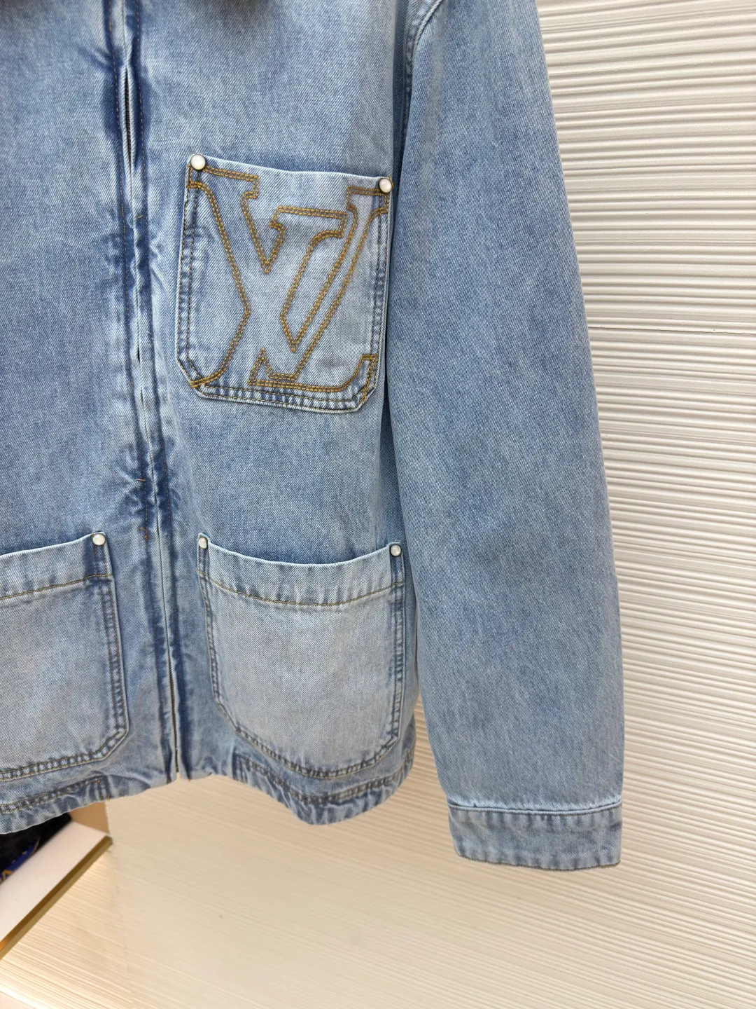 LOUIS VUITTON patch letter denim jacket ●Authentic product: Purchased and developed by 21599 ●Item number: 1680048-B75 ●Material: denim denim fabric ●Technology: embroidery production ●Version: fitted version ●Weight: about 1075 grams ●Size: 46-48-50-52 ●Description: The iconic pattern of the brand's presbyopia logo It has a strong street American style and is very chic. The whole piece is still the same loose version as always, which hides the flesh. The regular denim lapel design gives people a smart and generous look. Customized logo buttons and leather labels come with a full set of accessories. It is cool, stylish and fairy-like. It is also an absolute C-position piece and is highly recommended!  Very heavy work, exquisite details, special washing process, multiple washings can show the same perfect washing color effect as the original. You’ll know it once you get it. It’s self-evident how popular it is once it’s released. It has no gender boundaries and looks great with couples’ outfits. It’s versatile and effortless. The overall wiring is straight and delicate, the fabric is comfortable and soft, and the color is consistent without color difference. It can be matched with the same style to create a fashionable look and control various occasions. Customized accessories, complete with three standards, same style for men and women!